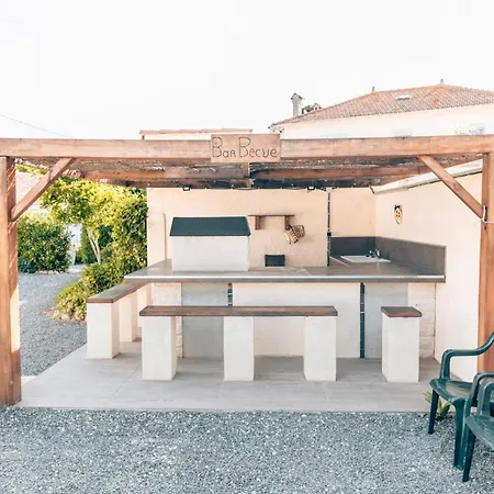 Reve D'azur En Bord De Mer, Avec Piscine Partagee, Parking Barbecue, Draps Inclus A La Nartelle Holiday home