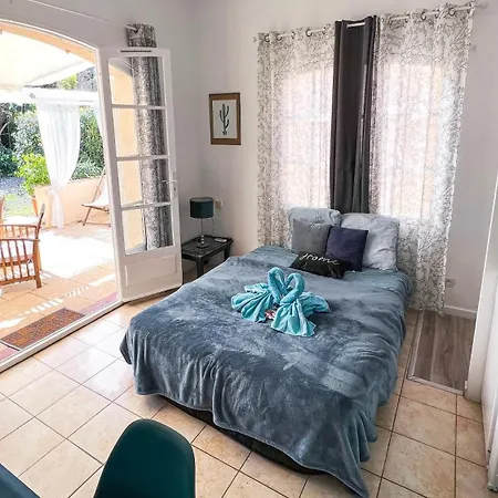 Holiday home Reve D'azur En Bord De Mer, Avec Piscine Partagee, Parking Barbecue, Draps Inclus A La Nartelle