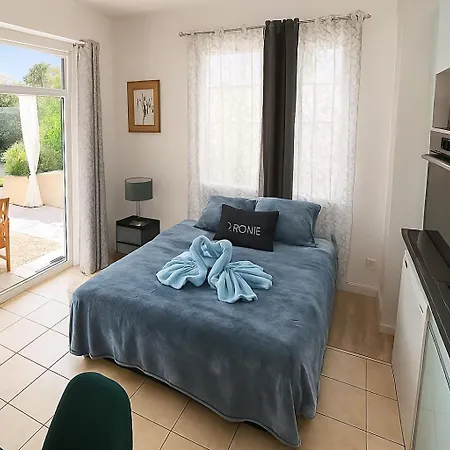 Reve D'azur En Bord De Mer, Avec Piscine Partagee, Parking Barbecue, Draps Inclus A La Nartelle