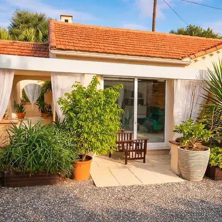 Сasa de vacaciones Plage de la Nartelle- Studio 20m2- Piscine partagée - parking - BBQ -calme&détente au Rêve D'Azur à quelques pas de la plage- Check-in 17h-20h maximum